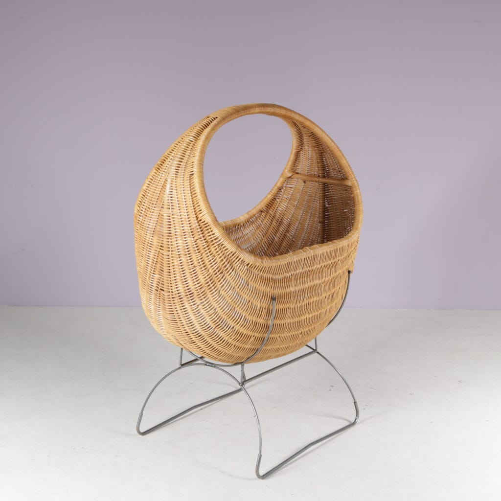 m28251 1960s Wicker baby crib on metal base Netherlands