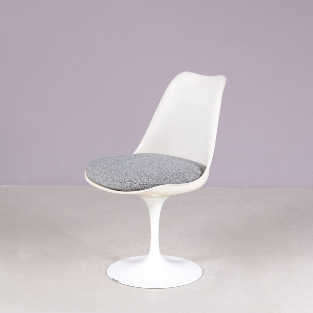 1970s Tulip side chair in white coated aluminium with plastic and fabric cushion / Eero Saarinen / Knoll Int. USA