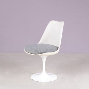 1970s Tulip side chair in white coated aluminium with plastic and fabric cushion / Eero Saarinen / Knoll Int. USA